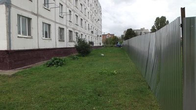 На вулиці Варшавській, біля будинку №11 ділянку вже огородили парканом та почали вирубувати дерева. На вулиці Варшавській, біля будинку №11 ділянку вже огородили парканом та почали вирубувати дерева.