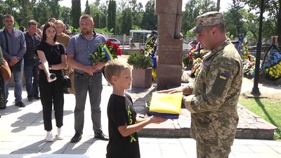 На Смолянському цвинтарі у Житомирі попрощалися із трьома військовими, які загинули на Херсонщині На Смолянському цвинтарі у Житомирі попрощалися із трьома військовими, які загинули на Херсонщині