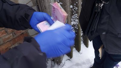 Заховали гроші під дахом: у Рівному спіймали ймовірних "ведмежатників" Заховали гроші під дахом: у Рівному спіймали ймовірних "ведмежатників"