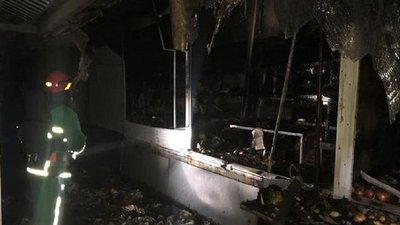 Прикарпатські надзвичайники гасили пожежу в торговому комплексі
