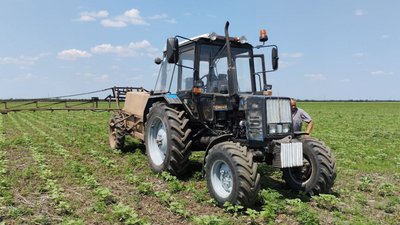 У Снігурівці фермер продовжує займатися посівною попри замінування та затоплення полів У Снігурівці фермер продовжує займатися посівною попри замінування та затоплення полів