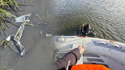 Знешкодили уламки російського безпілотника: водолази-сапери дістали уламки з річки Десна