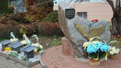 У Чопі на Закарпатті відкрили оновлений меморіал пам'яті військовим У Чопі на Закарпатті відкрили оновлений меморіал пам'яті військовим
