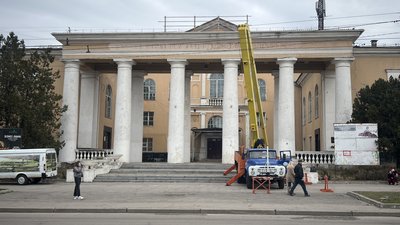 У Кременчуці демонтували напис на палаці КРАЗу