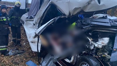На Харківщині зіткнулись мікроавтобус та вантажівка: загинули троє людей, ще троє травмувалися На Харківщині зіткнулись мікроавтобус та вантажівка: загинули троє людей, ще троє травмувалися