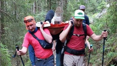 Прикарпатські рятувальники допомогли туристці з Хмельниччини, яка травмувалася на горі Хом'як