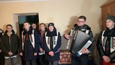 Учасники обряду приходять у вишиванках та жупанах Учасники обряду приходять у вишиванках та жупанах