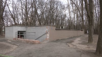 Вбиральня у міському парку культури та відпочинку. Вбиральня у міському парку культури та відпочинку.