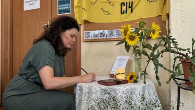 До акції "Стіл пам'яті" в Ужгороді долучилися у бібліотеці, кав'ярнях та інших закладах