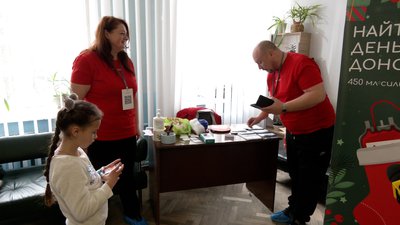 "Найтепліший день донора": у Рівному організували акцію здачі крові з подарунками онкохворим дітям