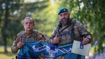 Миколаївські морські піхотинці із нагородами та прапором бригади. Командир ОТУ "Харків" бригадний генерал Михайло Драпатий подякував військовослужбовцям за успішні виконання бойових завдань та вручив державні нагороди і відомчі відзнаки Миколаївські морські піхотинці із нагородами та прапором бригади. Командир ОТУ "Харків" бригадний генерал Михайло Драпатий подякував військовослужбовцям за успішні виконання бойових завдань та вручив державні нагороди і відомчі відзнаки