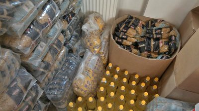 Продовольчі набори та консультації: як у гуманітарному хабі в Луцьку допомагають переселенцям із Луганщини Продовольчі набори та консультації: як у гуманітарному хабі в Луцьку допомагають переселенцям із Луганщини