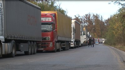 На КПП "Ужгород — Вишнє-Нємецьке" утворилась черга з 300 вантажівок