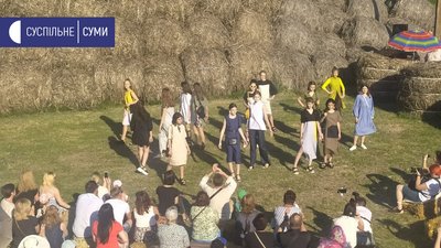 У селі Сад під Сумами відбувся дитячий показ мод, щоб привернути увагу до екології У селі Сад під Сумами відбувся дитячий показ мод, щоб привернути увагу до екології