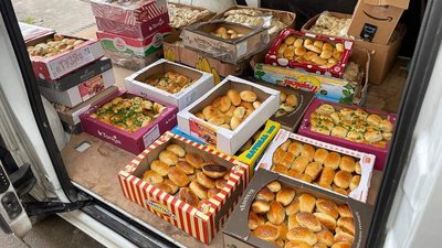 Громада Хмельниччини передала воїнам майже 500 кілограмів смаколиків