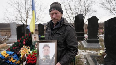 "Нам повернули тільки його берці". Історія сім'ї Довганських з Буковини, де на фронт пішли троє братів, один — загинув "Нам повернули тільки його берці". Історія сім'ї Довганських з Буковини, де на фронт пішли троє братів, один — загинув