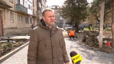 "Ні пройти ні проїхати". В Івано-Франківській громаді у 2023 році відремонтують дев'ять дворів "Ні пройти ні проїхати". В Івано-Франківській громаді у 2023 році відремонтують дев'ять дворів