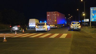 Перетинали дорогу по переходу: деталі наїзду вантажівки на двох підлітків у Харкові