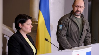 "Найболючіше видовище — хрести за городами". Прем'єрка Молдови приїхала у Київ і відвідала Бучу та Ірпінь