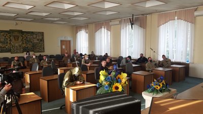 У Рівному атовці зайняли сесійну залу, сіли на місця депутатів У Рівному атовці зайняли сесійну залу, сіли на місця депутатів