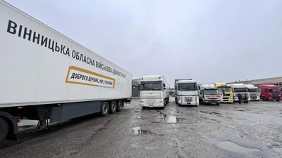 Будівельні матеріали, буружуйки, теплі речі: з Вінниці до Херсону відправили 8 фур гумдопомоги
