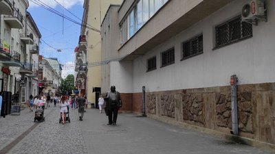 Виліз на пам'ятник: у Тернополі затримали переселенця Виліз на пам'ятник: у Тернополі затримали переселенця