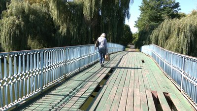 У соцмережах виставили фото дірявого мосту у Рівному. Балансоутримувач відреагував