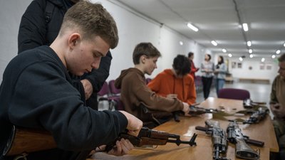 Юнак збирає автомат на уроці "Захист України"