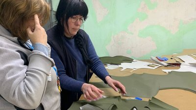 Швачки Кривого Рогу виготовляють бронежилети для захисників міста