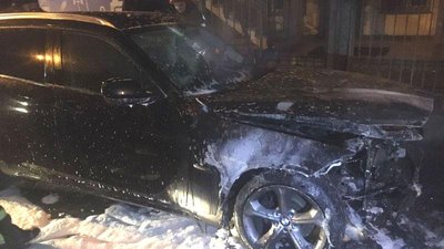 У Рівному біля салону краси підпалили позашляховик