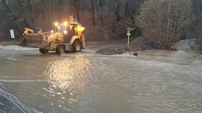Перелив води на автошлях національного значення Львів-Самбір Перелив води на автошлях національного значення Львів-Самбір