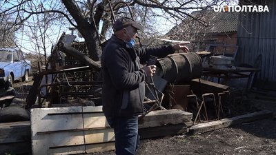 Господар собак показує де знайшов їх Господар собак показує де знайшов їх