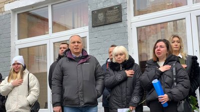 У Харкові встановили меморіальну дошку Сергію Барчану на позивний "Консул" У Харкові встановили меморіальну дошку Сергію Барчану на позивний "Консул"