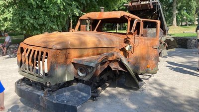 До Тернополя привезли спалену військову техніку російських окупантів До Тернополя привезли спалену військову техніку російських окупантів
