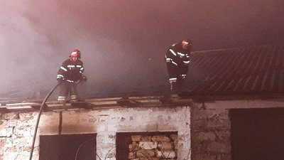 У селі Помічна Кіровоградської області горіла господарча будівля