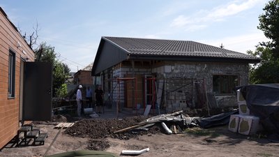 У Кропивницькому встановили два мобільних будинки для родин, чиє житло пошкодили російські дрони в березні У Кропивницькому встановили два мобільних будинки для родин, чиє житло пошкодили російські дрони в березні