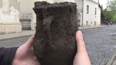 У Луцькому підземеллі знайшли глек, якому ймовірно декілька сотень років