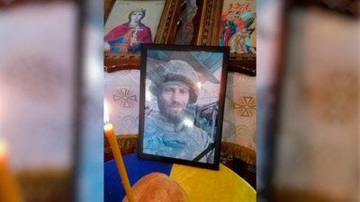 На Чернігівщині поховали трьох солдат, які загинули на фронті На Чернігівщині поховали трьох солдат, які загинули на фронті