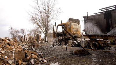 Спалена техніка росіян та пошкоджений будинок. Квітень, Чернігівщина 2022 рік