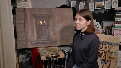 Уляна Миронова і одна з її картин Уляна Миронова і одна з її картин