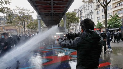 Розірвані прапори Ізраїлю та водомети: в Європі влаштували акції на підтримку Палестини Розірвані прапори Ізраїлю та водомети: в Європі влаштували акції на підтримку Палестини