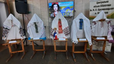 Проєкт "Берегині України". У Миколаєві відкрили виставку робіт Валентини Димової Проєкт "Берегині України". У Миколаєві відкрили виставку робіт Валентини Димової