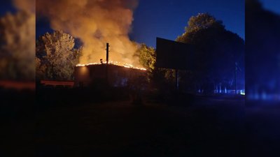 Атака РФ на прикордоння: росіяни вдарили по центру села Погорільці, загорівся старостат