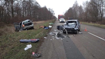 У Менському районі зіштовхнулися два легковики. Троє людей загинули У Менському районі зіштовхнулися два легковики. Троє людей загинули