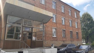 Корпус Шепетівської багатопрофільної лікарні, у якому нині розташоване дитяче відділення. Корпус Шепетівської багатопрофільної лікарні, у якому нині розташоване дитяче відділення.