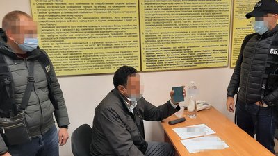 На Черкащині СБУ затримала нелегала, який вчиняв тяжкі злочини На Черкащині СБУ затримала нелегала, який вчиняв тяжкі злочини