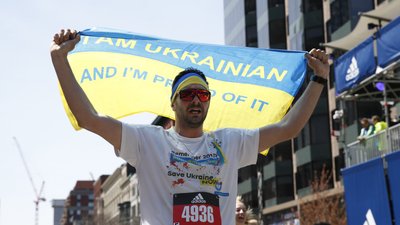 Прапори, плакати та відсутність росіян. Як на Бостонському марафоні підтримували Україну: фото