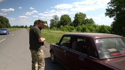 "Чого ти не в Бахмуті?". Історія військовослужбовця з Сумщини, який роздає повістки