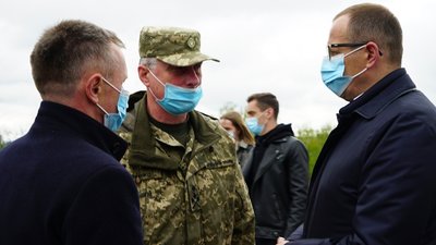 В День пам'яті та примирення у Житомирі поклали квіти до пам'ятних знаків загиблим воїнам В День пам'яті та примирення у Житомирі поклали квіти до пам'ятних знаків загиблим воїнам