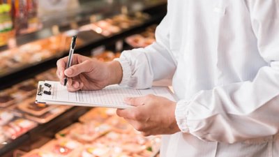 Перевірка якості продуктів у магазині
